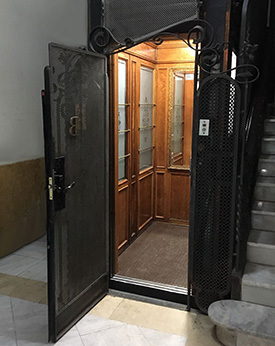 ascensor en un hueco pequeño