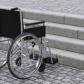¿Cómo subir una silla de ruedas por las escaleras?