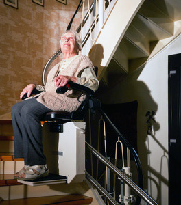 ayudar a una persona mayor a subir las escaleras ayudar a una persona mayor a subir las escaleras